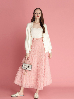 繆珂紅色時(shí)尚套裝 點(diǎn)亮秋冬衣櫥的自信與優(yōu)雅